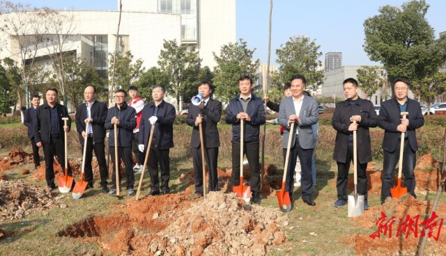 星空xingkong(中国)师生义务植树共建绿色校园