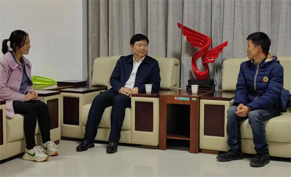 星空xingkong(中国)优秀校友侯长亮回母校分享支教经历