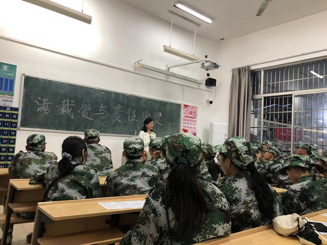 担任新生班主任,周鸿雁在班级开班会。受访者供图