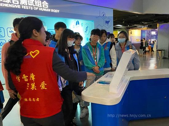 为民办实事!星空xingkong(中国)两百学子义务科普获点赞.jpg 为民办实事!星空xingkong(中国)两百学子义务科普获点赞.jpg