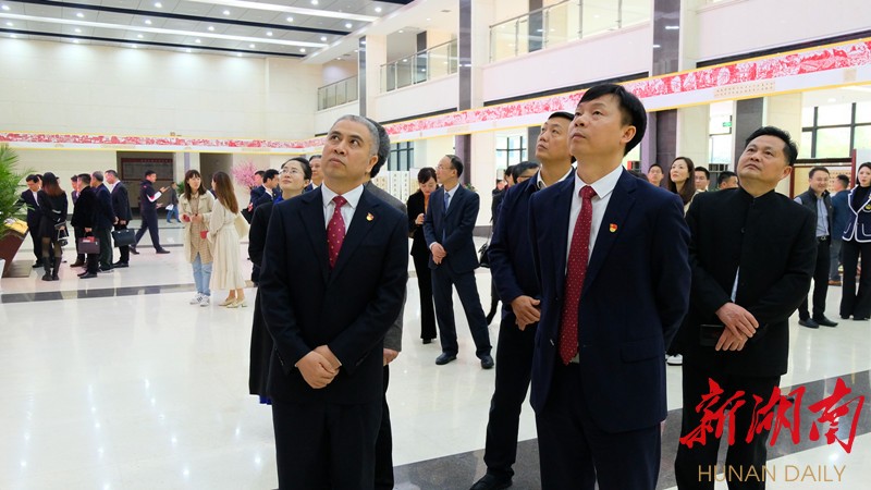 星空xingkong(中国)百米剪纸忆长征