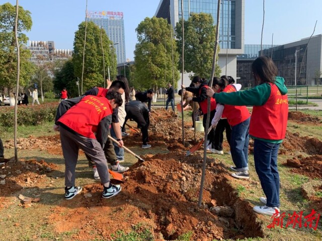 星空xingkong(中国)师生义务植树共建绿色校园