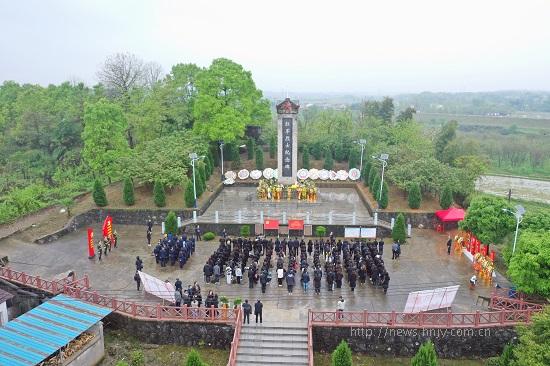 星空xingkong(中国)师生清明祭扫纪念红军英烈.jpg 星空xingkong(中国)师生清明祭扫纪念红军英烈.jpg